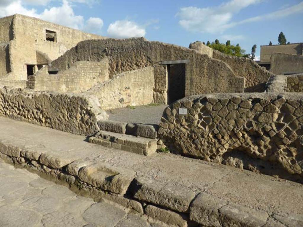 Ins VI,3 Herculaneum, September 2015. Looking north-east towards entrance doorway.
